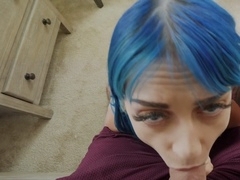 Кінчив на живіт дівчині з синім волоссям після сексу членом і вібратором