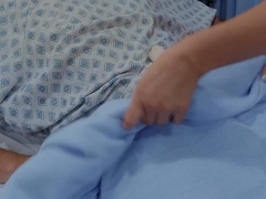 Шикарна зріла мурка медработница лікує пацієнта жарким сексом